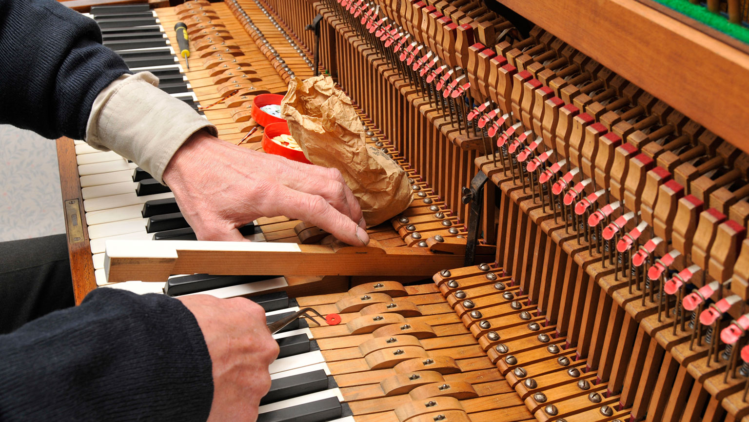 Ремонтный орган. Органист музыкальный инструмент. Молоточки пианино. Клавиши и молоточки фортепиано. Фортепиано и орган.